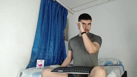 Snapshot of jeycob_happy97 chatting on 09-29-25, 11:20 Juan David online show from 09-29-25, 11:20