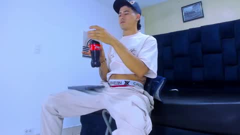 Snapshot of jhonn_rhyss chatting on 09-18-25, 03:19 Jhon online show from 09-18-25, 03:19