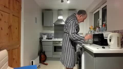 Snapshot of jimmybenido chatting on 12-18-25, 05:41 Jim Redgewell online show from 12-18-25, 05:41