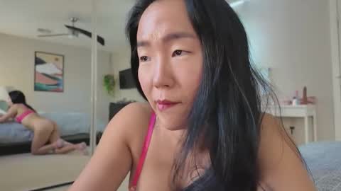 Jiwon online show from 12-13-25, 10:37