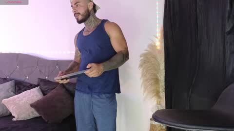 Snapshot of john_and_louis chatting on 05-09-26, 11:59 John online show from 05-09-26, 11:59