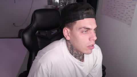 Snapshot of johnafterdark chatting on 05-04-26, 02:40 JAXX online show from 05-04-26, 02:40