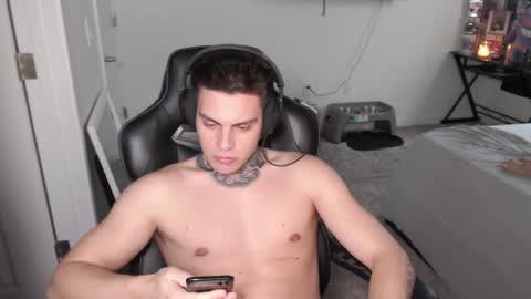 Snapshot of johnafterdark chatting on 05-19-26, 06:47 JAXX online show from 05-19-26, 06:47