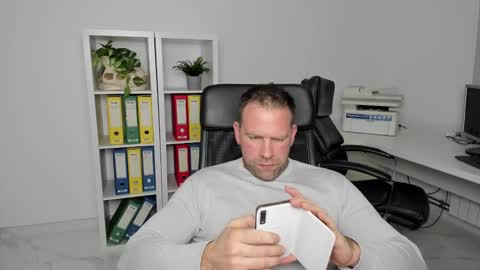 johnnydough82 online show from 12-24-24, 07:33