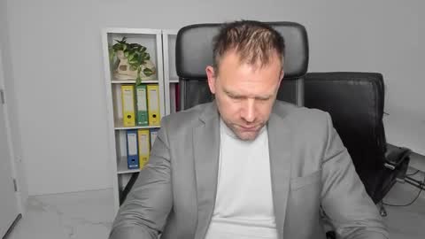 johnnydough82 online show from 12-26-24, 05:04