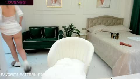 Jolie Ozolla online show from 04-17-26, 01:58