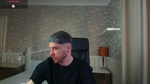 Snapshot of jonahshaw chatting on 06-05-26, 04:19 JonahShaw online show from 06-05-26, 04:19