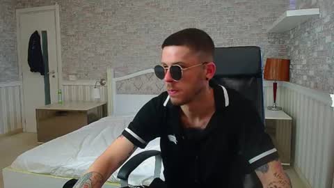 Snapshot of jonahshaw chatting on 06-24-26, 04:11 JonahShaw online show from 06-24-26, 04:11