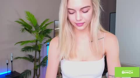 Snapshot of joybunny chatting on 02-10-25, 11:25 joybunny online show from 02-10-25, 11:25