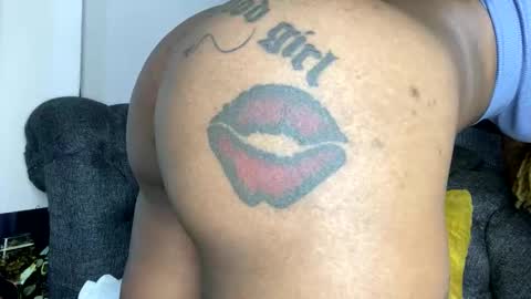 Snapshot of joyslim1 chatting on 11-17-25, 02:17 Butterflyass online show from 11-17-25, 02:17