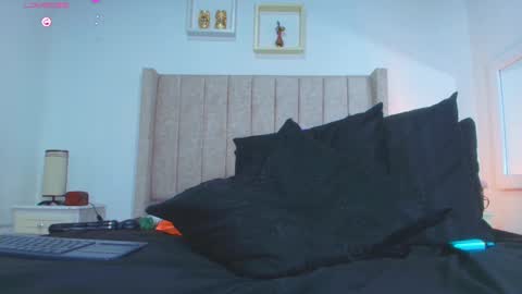Snapshot of juana_240 chatting on 02-15-25, 10:10 Lau follow online show from 02-15-25, 10:10
