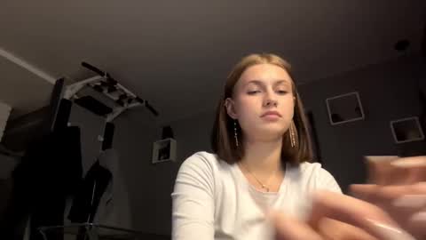 Lola online show from 10-16-25, 04:52