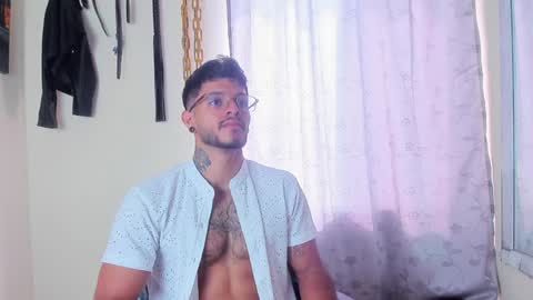 Snapshot of juanbladde chatting on 01-02-25, 02:35 Juan Esteban online show from 01-02-25, 02:35