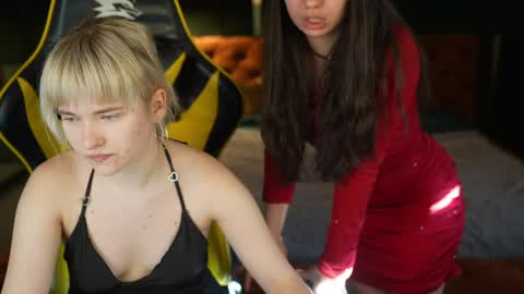 Snapshot of juicy_secrets_054 chatting on 05-01-26, 02:43 Elza online show from 05-01-26, 02:43
