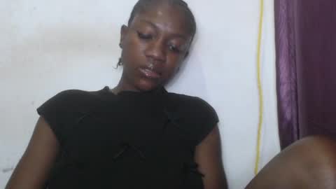 Snapshot of juicyberryx chatting on 06-21-26, 09:17 queen online show from 06-21-26, 09:17