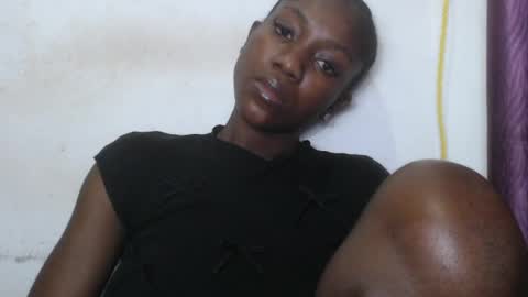 Snapshot of juicyberryx chatting on 06-22-26, 03:25 queen online show from 06-22-26, 03:25