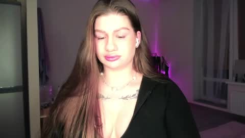 Snapshot of juicyhelenx chatting on 04-22-26, 08:10 Elena online show from 04-22-26, 08:10