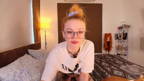 Snapshot of juicyshow chatting on 10-12-25, 12:42 Hiya Im your sweet Lia online show from 10-12-25, 12:42