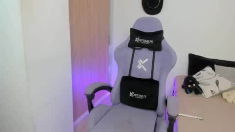 juli_santos_22 online show from 03-08-25, 06:47