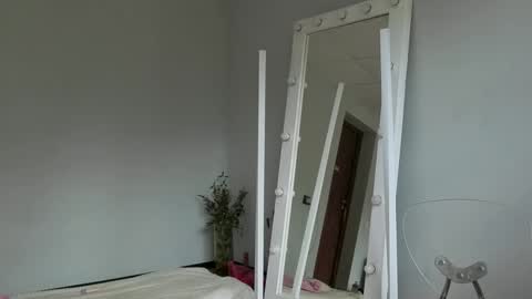 Snapshot of julia_giulia chatting on 09-17-25, 12:40 julia_giulia online show from 09-17-25, 12:40