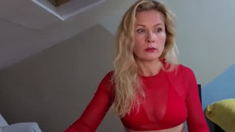 Snapshot of julia_giulia chatting on 10-25-25, 04:57 julia_giulia online show from 10-25-25, 04:57