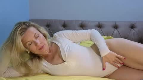 Snapshot of julia_giulia chatting on 10-30-25, 08:31 julia_giulia online show from 10-30-25, 08:31