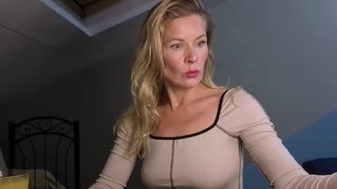 Snapshot of julia_giulia chatting on 11-12-25, 07:57 julia_giulia online show from 11-12-25, 07:57