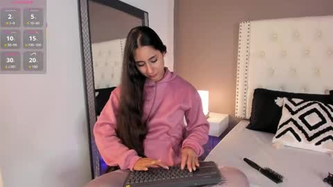 Snapshot of julia_martinezz_ chatting on 06-08-26, 11:43 J U L IA M A R T I N E Z online show from 06-08-26, 11:43