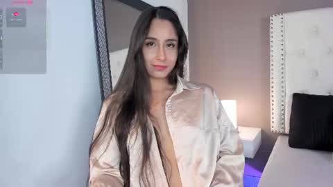 J U L IA   M A R T I N E Z online show from 06-17-26, 11:45