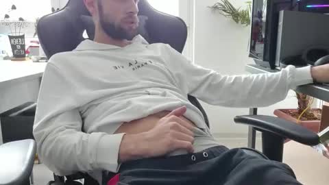 julia_official online show from 02-05-26, 12:21