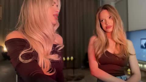 Julia R Le online show from 10-21-25, 10:43