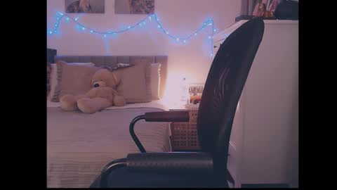 julialiones online show from 02-19-26, 04:14