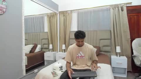 Snapshot of julian_billy chatting on 02-13-25, 11:39 julian billy online show from 02-13-25, 11:39