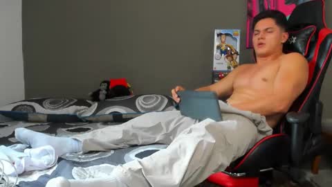 Snapshot of julian_wallace1 chatting on 05-21-26, 05:09 julian_wallace1 online show from 05-21-26, 05:09