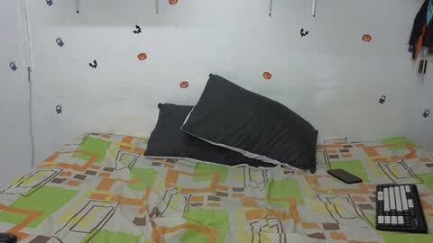 julian_whitee654 online show from 12-24-24, 03:26