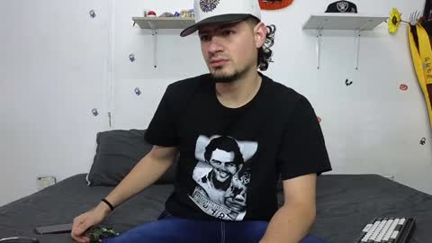 julian_whitee654 online show from 01-03-25, 03:22