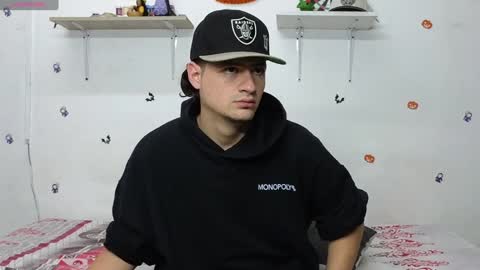 julian_whitee654 online show from 02-07-25, 11:45