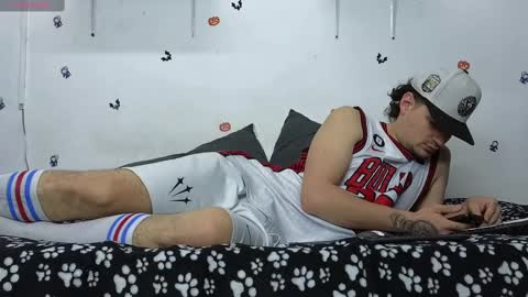 julian_whitee654 online show from 02-12-25, 12:12