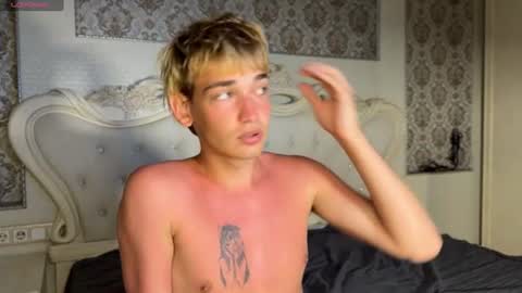 Snapshot of julian_win chatting on 08-04-26, 04:53 Eren online show from 08-04-26, 04:53