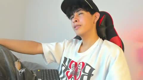 Snapshot of julian_xp chatting on 05-21-26, 07:43 Julian online show from 05-21-26, 07:43