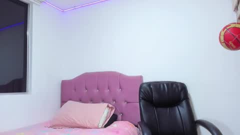 juliana Aristizabal  online show from 10-19-25, 12:11