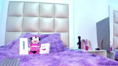 juliana_js_ online show from 09-18-25, 04:47