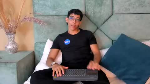 Snapshot of julianrouss chatting on 06-18-26, 08:02 Julian online show from 06-18-26, 08:02