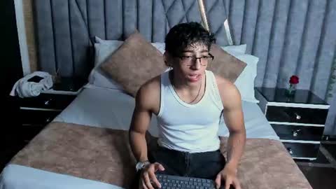 Snapshot of julianrouss chatting on 07-17-26, 08:35 Julian online show from 07-17-26, 08:35
