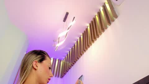 Snapshot of juliasprouse_ chatting on 12-19-24, 02:57 Julias online show from 12-19-24, 02:57