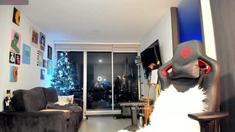 Snapshot of julidavila chatting on 12-31-24, 12:21 Jeimy Help me to reach 100 thumbs up online show from 12-31-24, 12:21