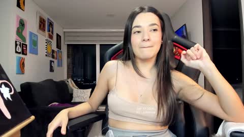 Snapshot of julidavila chatting on 01-18-25, 04:04 Jeimy Help me to reach 100 thumbs up online show from 01-18-25, 04:04