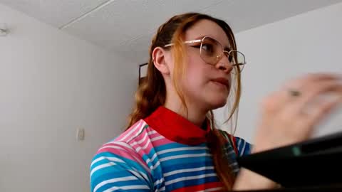 Snapshot of julie_autmn_ chatting on 03-03-26, 06:03 yules online show from 03-03-26, 06:03