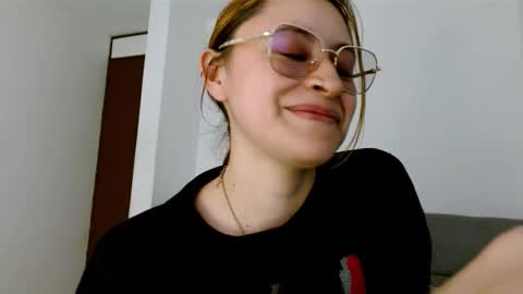 Snapshot of julie_autmn_ chatting on 03-07-26, 09:12 yules online show from 03-07-26, 09:12
