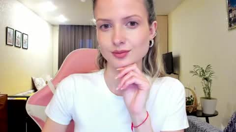 Snapshot of julie_flores chatting on 06-21-26, 04:53 Julie online show from 06-21-26, 04:53